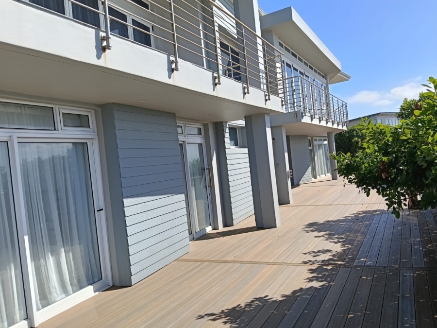 6 Bedroom Property for Sale in Wavecrest Eastern Cape